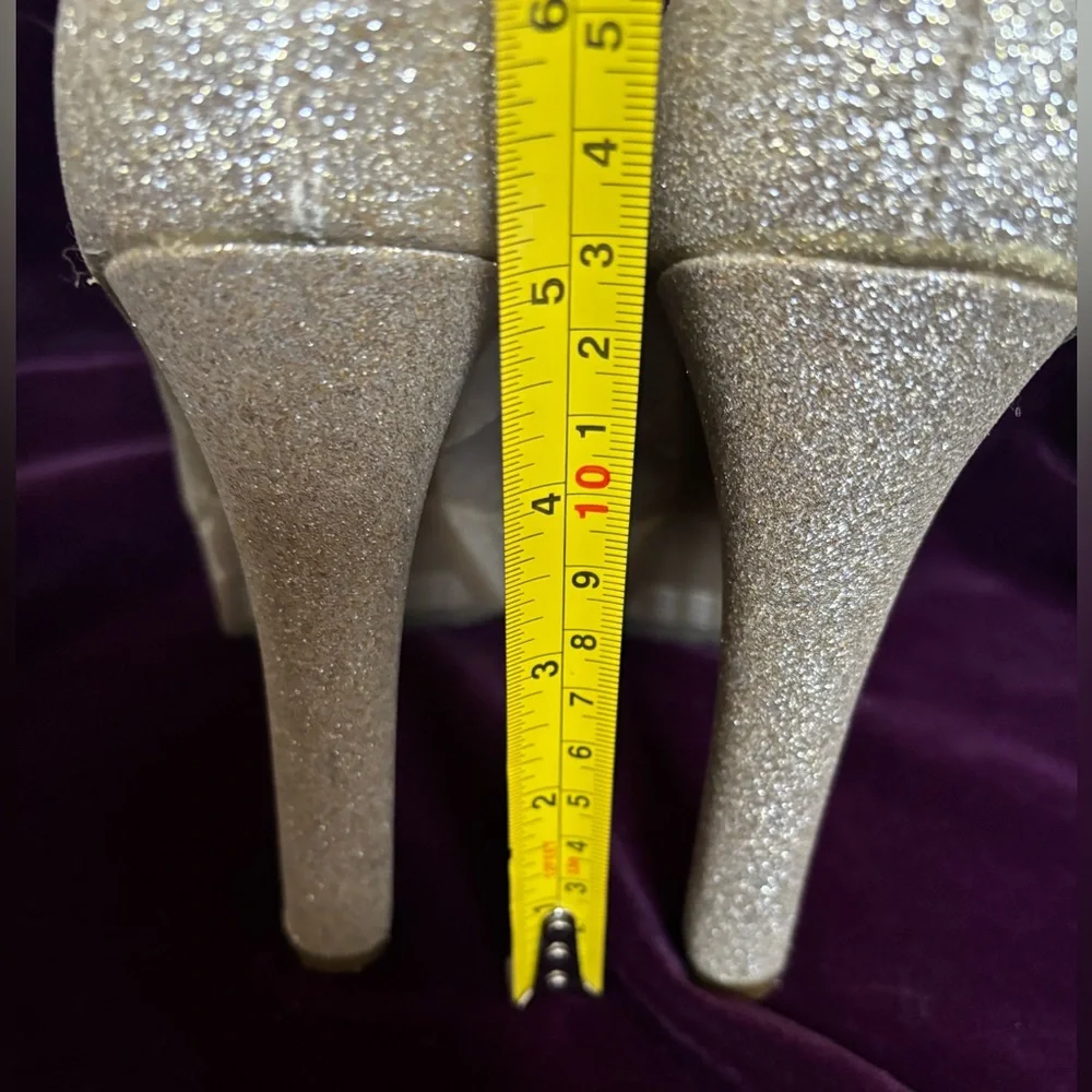 MASSIMO Women’s Silver Glitter Platform Pumps SZ 8 MED Width VERY Sparkly Shoes
